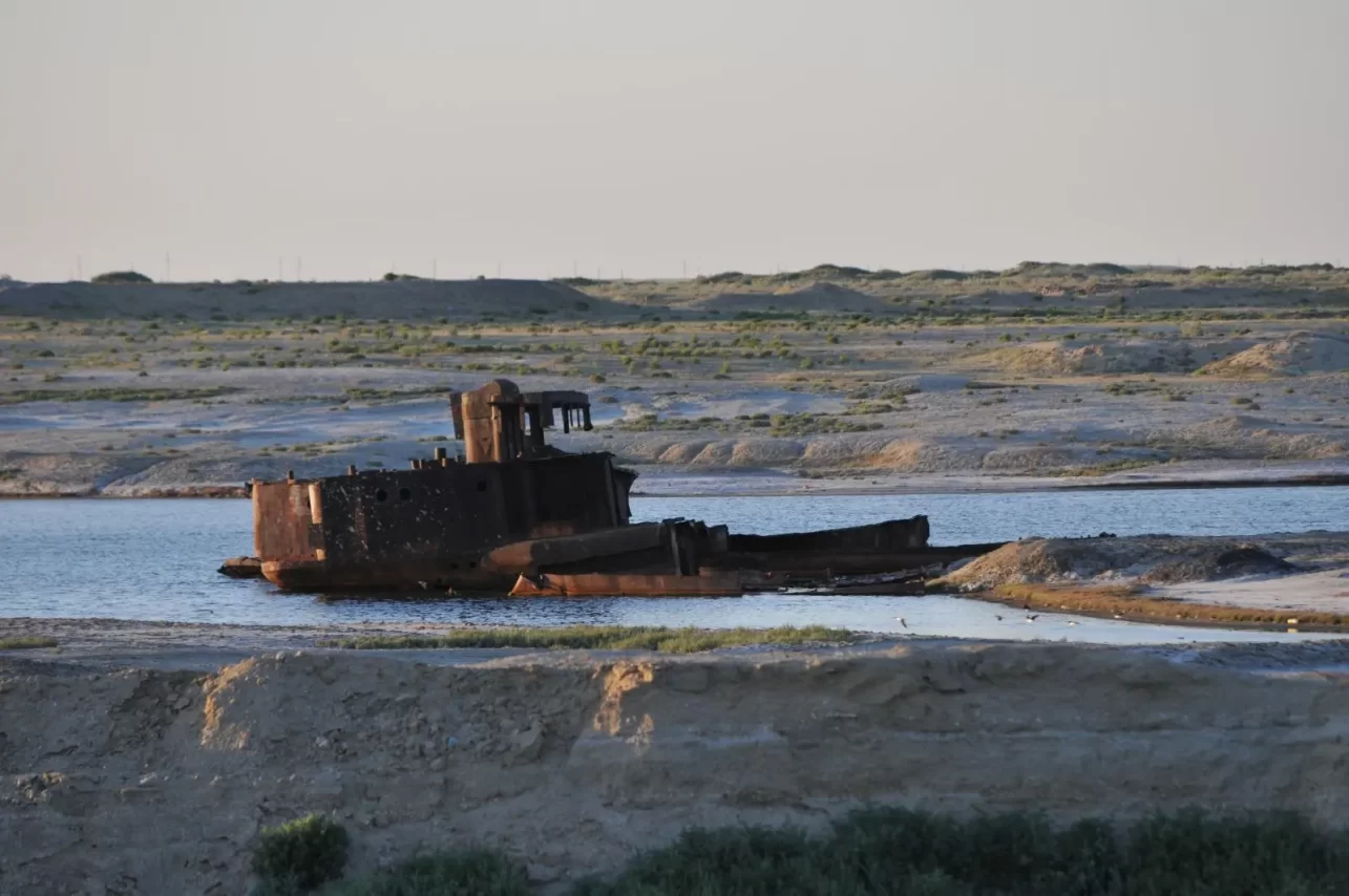 aral sea with boats